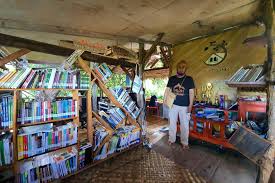Bagi mahasiswa hal ini sangat membantu. Kepedulian Darwin Cerdaskan Masyarakat Dengan Gerakan Literasi Pohon Pustaka Mongabay Co Id