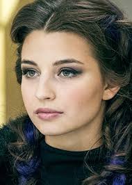 Jako aktorka debiutowała w występach scenicznych w warsztatowej akademii musicalowej w teatrze muzycznym „roma. Julia Wieniawa Narkiewicz