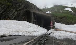 Circulația se oprește și pe transalpina și pe trasnfăgărășan / foto: Vara E Ca Iarna Pe Drumul NaÅ£ional 7c TransfÄƒgÄƒrÄƒsan