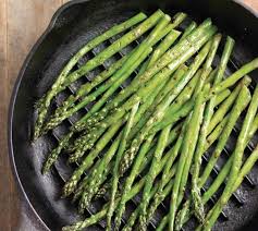 Primii muguri de sparanghel, care pot fi albi, verzi, roz verzui sau violet, sunt bogați în vitamine, minerale și fibre. Cum SÄ GÄteÈti Sparanghelul ProaspÄt 6 Metode Preferate De Jamie Oliver CasÄ Si Familie Acasa Eva Ro