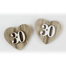 Abiti da sposa con nastri di seta arancioni o tulle color pastello lungo la chiusura, scarpe dai riflessi cangianti, decorazioni del banchetto nuziale con un mix di cromie radiose: Dlm Magnete Calamita Cuore 30 Trentesimo Compleanno Anniversario Di Nozze In Legno Segnaposto Confettata