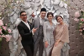 20 inspirasi model kebaya putih untuk akad nikah, demi penampilan yang anggun dan megah kebaya putih untuk akad nikah. 9 Detail Kebaya Dan Makeup Cut Tari Saat Akad Nikah Simpel Nan Elegan