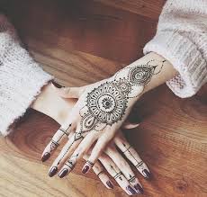 Daha Cok Cicek Modelleri Ve Noktasal Motifleri Kapsayan Ele Yapimmis Olan Hint Kinasi Modeli Tattoo Hint Kinasi El Kina