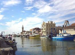 Le Port De La Ville D Aigues Mortes Camargue Aigues Mortes Vacances