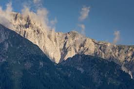 Sketsa gambar pemandangan hamparan sawah dan pegunungan yang luas mungkin bisa menjadi salah satu bahan untuk melukis. Dolomit Di Luar Ruangan Pemandangan Alam Gunung Trentino Pegunungan Alpen Campiglio Madonna Puncak Hiking Pikist