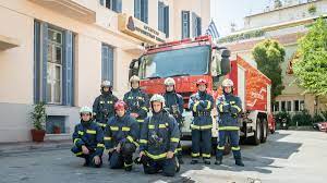 Επιχειρούν 30 πυροσβέστες με δύο ομάδες πεζοπόρων τμημάτων, 8 οχήματα και 1 ε/π. Pyrosbestikh Mhn Psaxneis Gia Na Mhn Breis Alt Gr