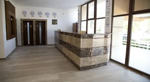 In centrul statiunii, la 100 metri de plaja, langa hotel ,,riviera' si hotel ,,iaki', la cateva minute de mers pe jos de zona cazino. Grand Hotel Astoria Mamaia Romania