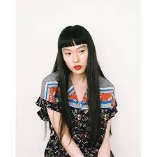 中目黒 いつくし 小松圭介 前髪は短く ストレートロング 前髪ぱっつん 前髪カット ストレートヘア 開襟シャツ 赤リップ フィルム写真 フィルムカメラ普及委員会 om2 ストレートヘア 前髪カット フィルム 写真