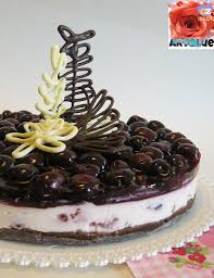 Oggi allora, per richiamare la torta foresta nera che amo, ho pensato di combinare amarene e cioccolato in delizose cheesecake monoporzione, senza cottura. Cheesecake Foresta Nera Aryblue