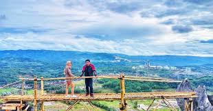 Pantai indah ini konon menyimpan berbagai kisah mistis mengenai ratu selatan, yaitu meskipun terselimuti kisah mistis, tak menutup keindahan dan keseruan berwisata di pantai ini. 23 Tempat Wisata Indah Dan Keren Di Sukabumi Selain Pelabuhan Ratu