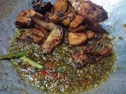 Ayam digaul bersama sedikit kunyit dan garam 2. Ayam Masak Cili Padi