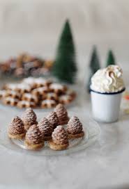 Pommes De Pin Enneigees Biscuit Croustillant Aux Noix Une Mousse Au Chocolat Praline Matableau Alimentation Mousse Au Chocolat Praline Friandises De Noel