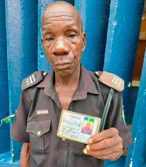 A retired Nigerian police Inspector, Linus was arrested for doing stop and  search after retirement. Kindly follow Middle Belt Monitor