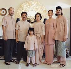 Contohnya tahun ini, outfit lebaran dari keluarga artis raffi ahmad dan nagita slavina yang ramai dibahas. 8 Inspirasi Busana Lebaran Ala Keluarga Artis Yang Bisa Kamu Tiru
