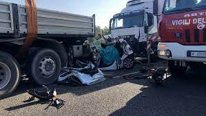 Tutte le notizie e gli aggiornamenti su cantieri, incidenti e code per viaggiare informati.000 dosi al giornoincidente a. Salento Incidente Oggi Sulla Statale Tra Brindisi E Lecce Morta Una Donna