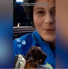Samantha Cristoforetti e la barretta di grillo al mirtillo