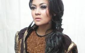 COM, BANDUNG - Sukses dengan album pertamanya pada 2010, penyanyi cantik Indah Dewi Pertiwi (IDP), kembali mengeluarkan album pada 2012 ini. - Indah-Dewi-Pertiwi-IDP