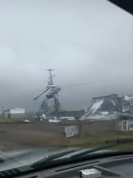 População avalia danos após tornado