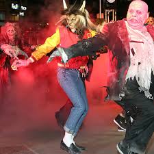 Here is everything you need to learn the thriller dance, whether you're an experienced dancer or a total beginner. Watch Heidi Klum Nail Michael Jackson S Thriller Dance In Full Werewolf Costume