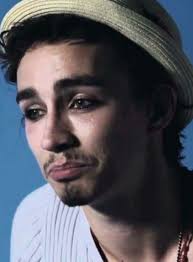 Robertsheehan With Makeup Not Bad Theumbrellaacademy Robert Sheehan Actors Actresses Actors