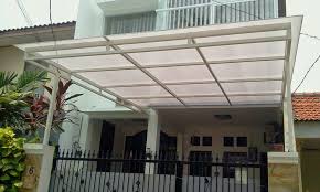Tentu saja jika anda menginginkan rumah anda terlindungi, tidak ada salahnya untuk memasang sebuah kanopi untuk melindungi rumah dari terik matahari dan hujan. 48 Desain Kanopi Modern Pilihan Tepat Untuk Rumah Minimalis Rumahku Unik