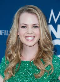 Am I the only one who thought Kelly (Jennie Garth) and Annie's cousin Emily  (Abbie Cobb) were related? 😭 I am probably the only one who thought this  but in my eyes,