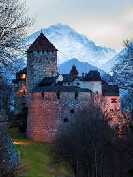 See 242 unbiased reviews of brasserie burg, rated 3.5 of 5 on tripadvisor and ranked #9 of 32 restaurants in vaduz. Schloss Vaduz Liechtenstein Den Passenden Koffer Fur Eure Reise Findet Ihr Bei Uns Https Www Burgen Und Schlosser Schottische Burg Mittelalterliche Burg