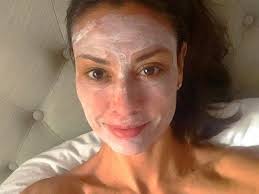 ЕЙ 54 ГОДА, А У НЕЕ НИ ГЛУБОКИХ МОРЩИН, НИ ОБВИСШЕЙ КОЖИ… ЕЕ КРАСОТЕ  ЗАВИДУЮТ ДАЖЕ МОЛОДЕНЬКИЕ!