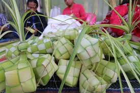 Ketupat daun palas kedah atau utara memang menjadi antara manu wajib pada hari raya aidilfitri 2.# masukkan 1 kg pulut dan kacau jangan berhenti sehingga santan kering dan pulut menjadi separuh masak. H 4 Lebaran Kulit Ketupat Mulai Diburu