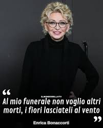 💔 L'ULTIMO ABBRACCIO A RICCARDO… Momento di dolore incontenibile oggi a Roma: la nonna di Riccardo Minghetti si è avvicinata alla bara, lo ha stretto tra le braccia e il pianto ha