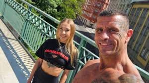 Rosenberg ukázal novou přítelkyni Janičku. Vypadá jako lolitka, ve  skutečnosti je starší