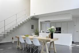 Cuisine En Fenix Contemporaine Avec Ilot Noir Dans Interieur Contemporain Maison De Ville I Cuisines Design Chaises De Table A Manger Salle A Manger Tendance