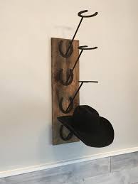 Horseshoe And Barn Wood Cowboy Hat Rack Etsy Horseshoe Projects Welding Projects Horseshoe Decor