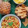 ""Dips y Acompañamientos: Siguiendo tu experiencia previa con guasacaca y otros aderezos, incluye frascos individuales con" de foodhero.org