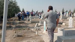 Konya'nın meram ilçesinde yaşayan kürt aileye ırkçı saldırı gerçekleşti. Konya Da Irkci Saldirida Katledilen Hakim Dal Topraga Verildi Ozgur Gelecek