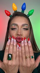 Idea de uñas para Navidad 🎅🏻❤️ cuánto le dan? , Nails by: @dvinestudio ,  Jewelry: @linreveshop @linreve_makeup , #nails #uñas #navidad #christmas  #santa #holiday