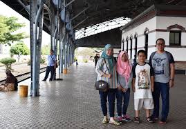 Namun, diakuinya, pengalaman menaiki kereta uap yang kedua kalinya ini lebih menarik dan berkesan ketimbang kali pertama, apalagi sekarang bersama keluarganya, sementara. Naik Kereta Wisata Di Museum Kereta Api Ambarawa Nurul Sufitri S Blog