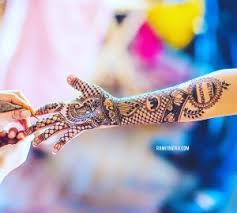 Traditional mehndi designs are easy to be applied for the mehndi artist. Simple Bridal Mehendi Designs For The Minimalistic Bride S Hands The Urban Guide