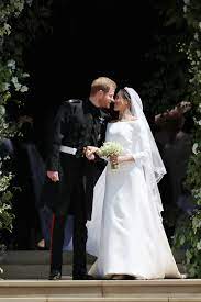 Maybe you would like to learn more about one of these? Meghan Markle Luftet Das Geheimnis Um Das Blaue Detail An Ihrem Hochzeitskleid Vogue Germany