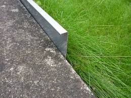 Die einzelnen elemente lassen sich aneinanderfügen und mit hilfe eines einfachen schraubendrehers. Rasenkante