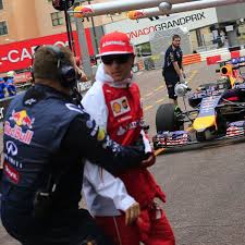 Stay on track, because once you get into the wall you miss a lot of laps and you couln't catch up on the rest of the weekend. Sebastian Vettel Beinahe Unfall Mit Kimi Raikkonen In Der Boxengasse Bunte De