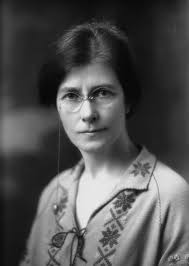 Clara Snell's Instagram, Twitter & Facebook