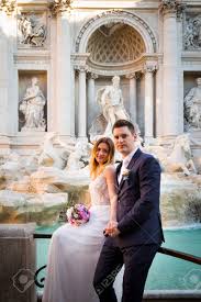 Romantisch, clean oder schlichtes rückenfreies top in ivory für dein zweiteiliges brautkleid wie alle teile der noni. Braut Und Brautigamhochzeit Wirft Vor Trevi Brunnen Fontana Di Trevi Rom Italien Auf Lizenzfreie Fotos Bilder Und Stock Fotografie Image 79527656