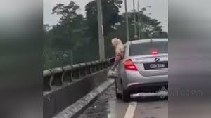 Bongo berhenti di jambatan itu dan melihat ke dalam air. Wanita Dakwa Mahu Buang Saka