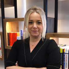 Fakültedeki renkli kişiliği ve kendine has(mı yoksa cem yılmaz+fatih terim varimi denilebilecek)ders anlatma stiliyle,farklı bir ceza hukuku profesörü kimliği sergileyen güzel insan. Ersan Sen Hukuk Ve Danismanlik