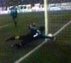 Forza juventus in gol dai ragazzi il primo pallone lo gioca l'udinese con la finta di rodrigo vicino all'area di rigore ronaldo ronaldo sul destro doppio passo ronaldo vuole entrare tacco limite iguain dybala non tira attenzione matuidi sinistro basso centrale rasoterra. Marco La Scala On Twitter Oggi Sono 21 Anni Da Empoli Juve E Dal Gol Di Bianconi Non Convalidato Quella Vittoria Consenti Alla Juve Di Arrivare A Juve Inter A 1 In Classifica