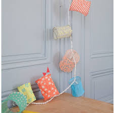 Que ce soit de jour comme de nuit elle a également une fonction pragmatique, celle de rassurer et d'apaiser l'enfant, telle une veilleuse. Guirlande Lumineuse Lampions Summer Mimilou Pour Chambre Enfant Les Enfants Du Design