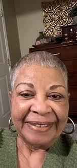 HELLO , I finally got the courage to cut my hair short. I absolutely love  it !! Constructive criticism welcome!🥲