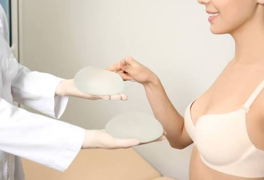 Augmentation mammaire par implants à Paris | Prothèses