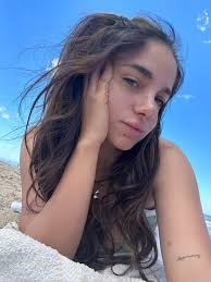 Liz Bee (@LizBeeJoy)